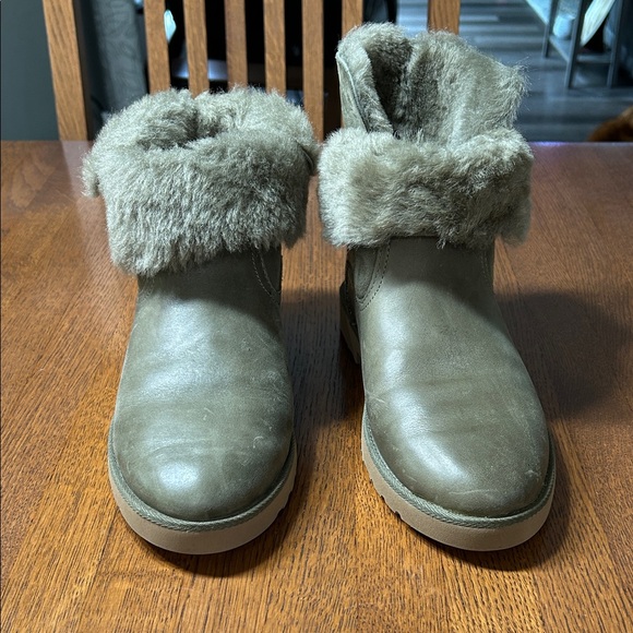 NWOT UGG Women's Olive Green Ankle Boots with Fur Lining Size 7 - Picture 2 of 16